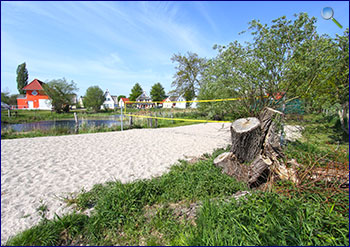 Volleyball-Platz und kleiner See direkt auf dem Gelände des Ostseeparks Blaue Wiek