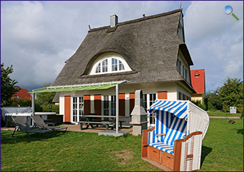 Außenansicht vom Haustyp Exclusiv mit Sonnenschutz, Strandkorb und Whirlpool