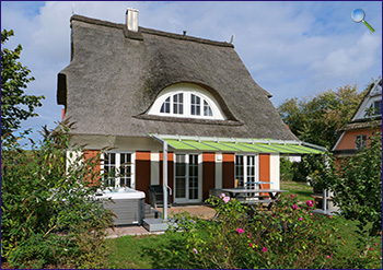 Außenansicht vom Haustyp Exclusiv mit Sonnenschutz und Whirlpool