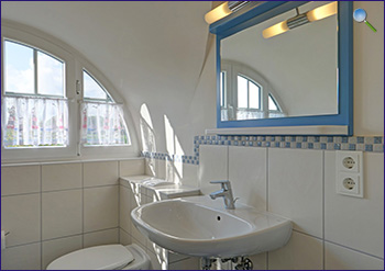Bad mit Badewanne im OG