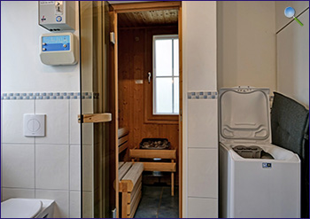 Bad mit Sauna und Waschmaschine im Erdgeschoss