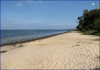 Der schöne Sandstrand lädt Kinder zum Spielen und Baden ein
